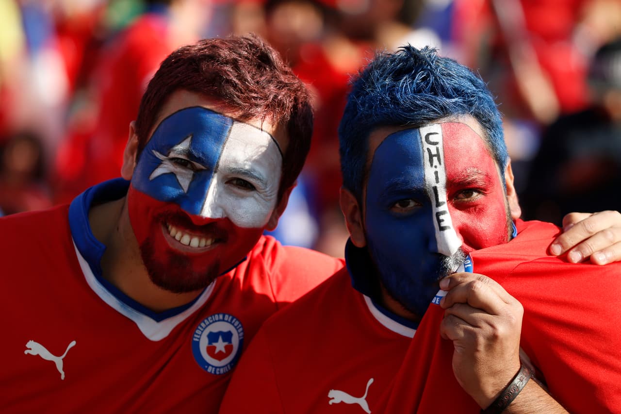La afición chilena se tiñó de rojo para hacer vibrar a sus jugadores e inspirarlos a levantar la Copa y conquistar la cima del continente por primera ocasión en su historia.