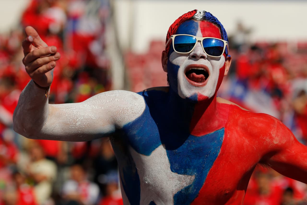 La afición chilena se tiñó de rojo para hacer vibrar a sus jugadores e inspirarlos a levantar la Copa y conquistar la cima del continente por primera ocasión en su historia.