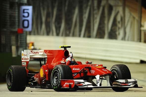 Al final de las 61 vueltas de la carrera, Alonso cruzó la meta con apenas dos centésimas de segundo sobre Vettel.