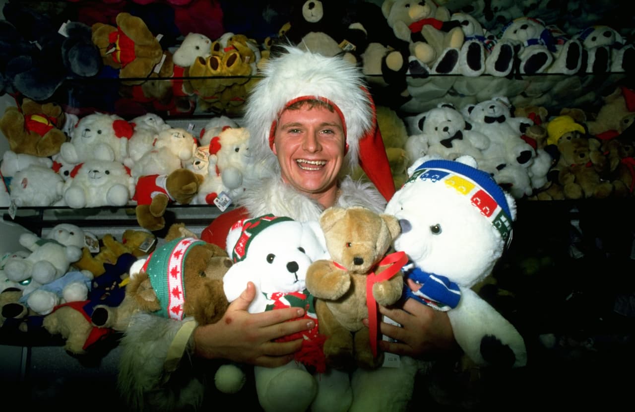 La personalidad irreverente de Gascoigne le jugó en contra e incluso en ocasiones sufrió amenazas de muerte cuando estuvo con Rangers por una polémica celebración en campo de Celtic.