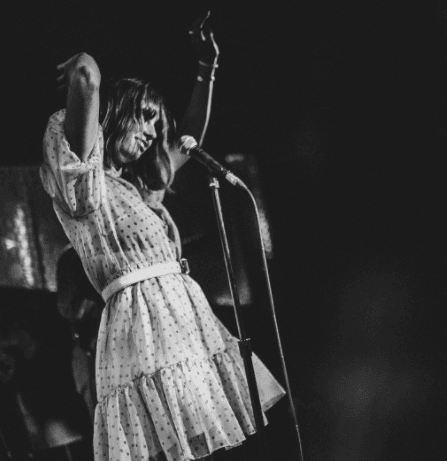 También ha emprendido un proyecto como cantante solista.