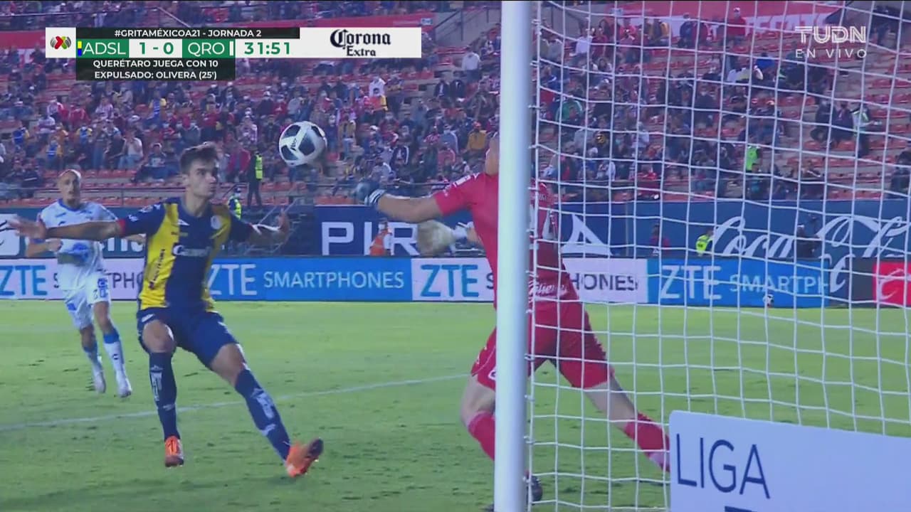 ¡Le brinca la liebre! Andrés Sánchez casi comete el erro en su arco