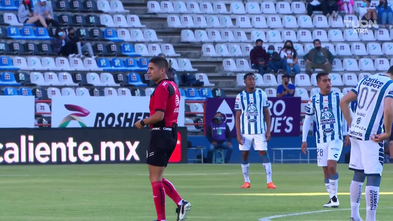 Arranca el partido y la pelota está en juego.