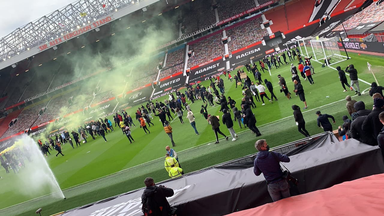 Aficionados de Manchester United ingresan a Old Trafford como protesta
