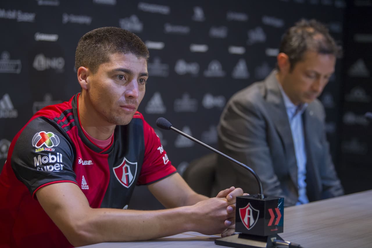 El chileno debutó a sus 21 años y en 11 años de carrera esta es su segunda experiencia internacional por fuera del fútbol chileno, pues en 2011 jugó en el fútbol portugués en el Olhanense.