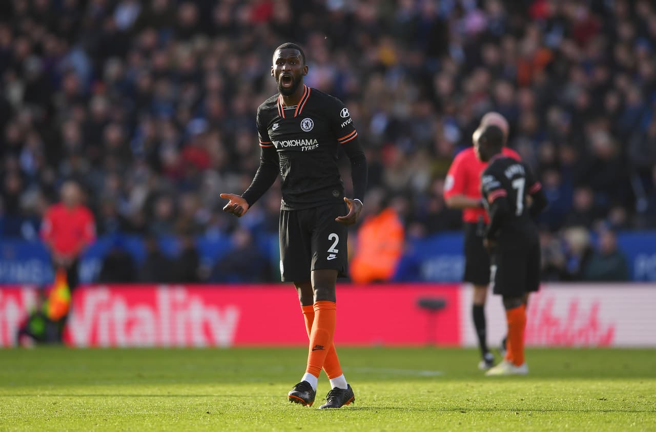 Rüdiger (46’, 71’) abrió y cerró el marcador. Barnes (54’) y Chilwell (64’) marcaron para los locales. Los de Lampard cierran la J25 con 41 unidades y los dirigidos por Brendan Rodgers acumulan 49.