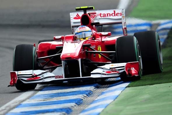 Alonso tomó el primer lugar luego de que Massa se apartó para dejarlo pasar, lo que generó cierta polémica en Ferrari.