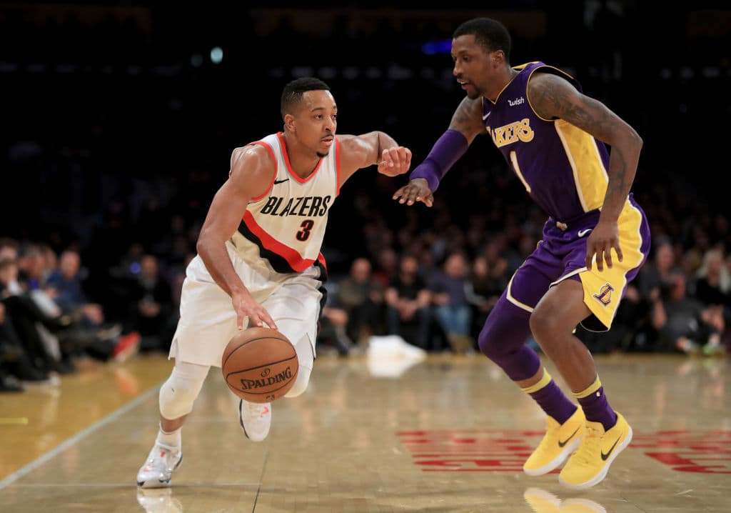 Esa misma noche, los Lakers de Los Ángeles con su nuevo astro LeBron James, debutan al visitar a uno de los equipos más competitivos en el Oeste en la era reciente, los Trail Blazers de Portland.