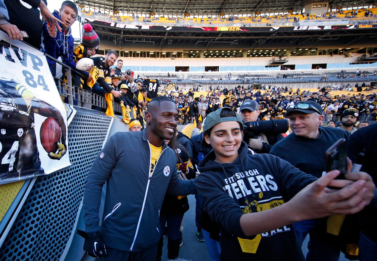 Este chico no perdió la oportunidad de una selfie con Antonio Brown, la estrella de los Steelers.