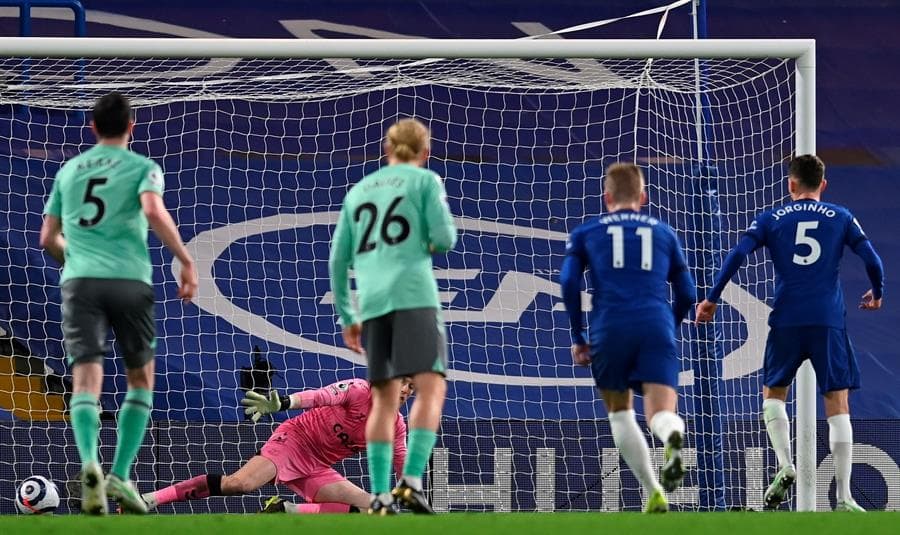 Chelsea se impone al Everton 2-0 durante la Jornada 27 de la Premier League. El primer tanto fue por parte de Ben Godfrey al minuto 31, pero fue Jorginho, con un penal, que se encargo de darle la victoria definitiva a los 'Blues' en el encuentro que se llevó a cabo en Stamford Bridge.