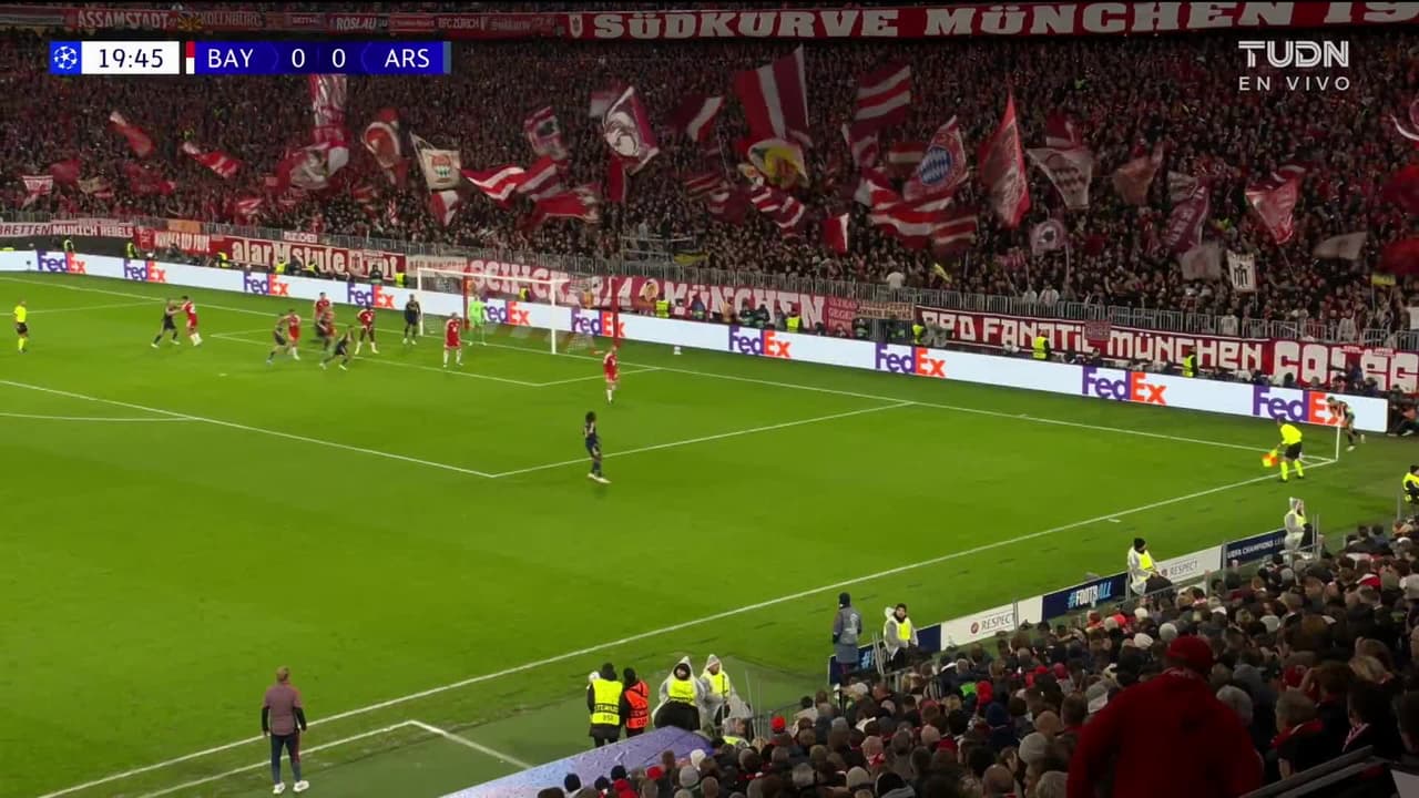 ¡TIRO ATAJADO! disparo por Serge Gnabry.