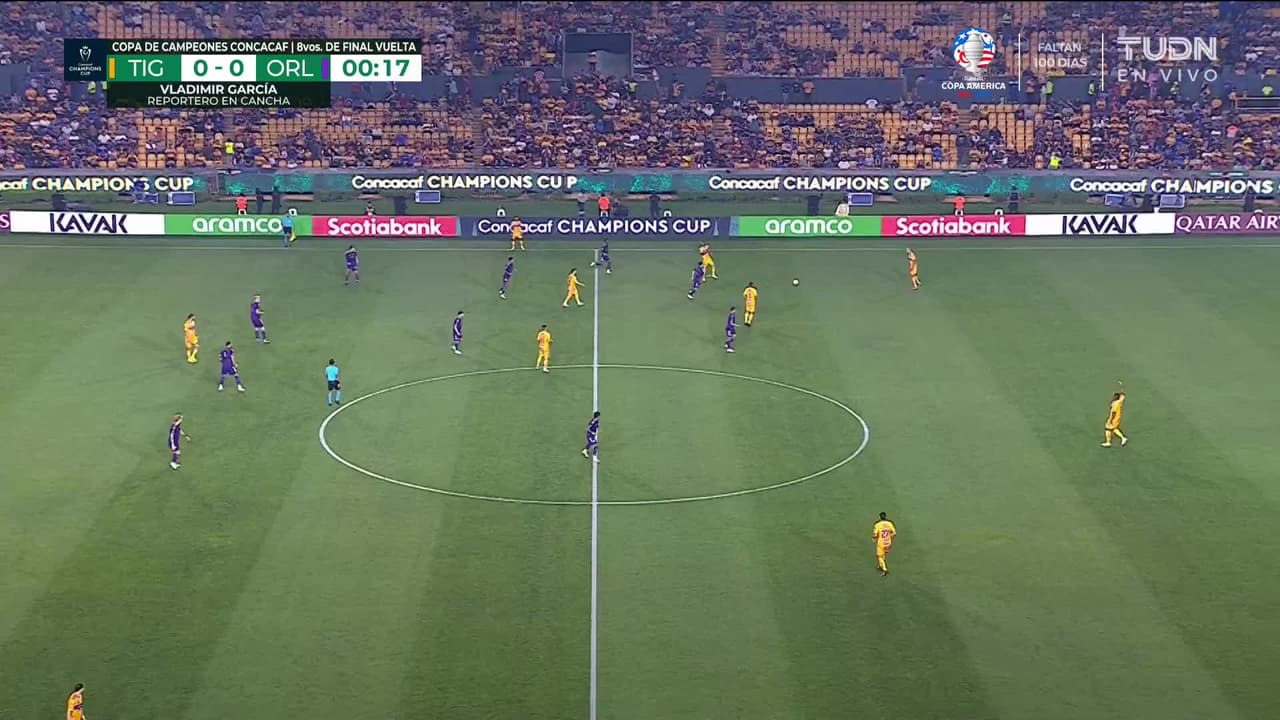 Arranca el partido y la pelota está en juego.