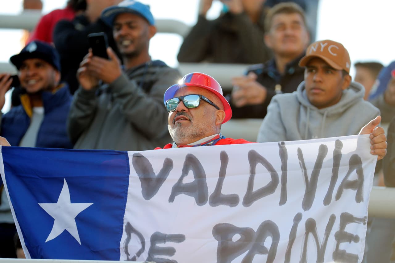 El Arena Corinthians vibró este sábado en la previa del juego entre Argentina y Chile por el tercer lugar de la Copa América. Las dos Finales pasadas en las que La Roja venció aún están en el recuerdo de la Albiceleste, pero más allá de eso se vivió con mucha alegría en las tribunas.