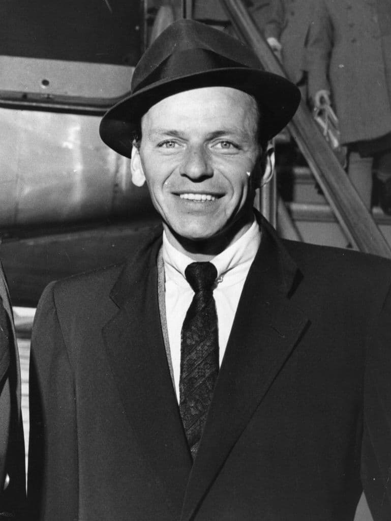 Llegó casi tarde debido a una disputa de estacionamiento, pero hizo un trabajo bastante bueno, a pesar de que su actuación habitual involucraba cantar en lugar de hacer bromas.