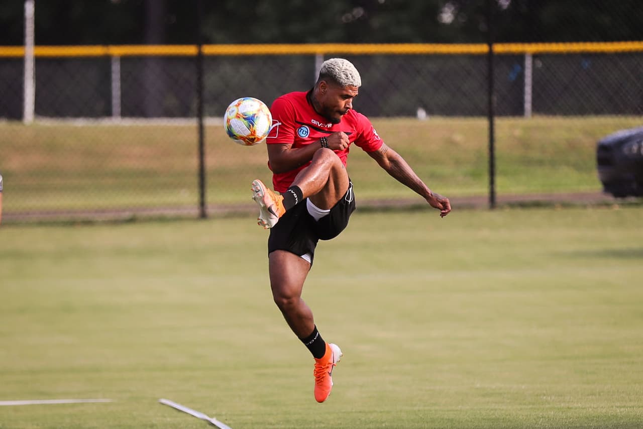 La Selección de Venezuela cerró su preparación de cara al duelo que sostendrá este miércoles en Mercedes-Benz Stadium en Atlanta ante México, en choque que le sirve de preparación a ambas selecciones para la Copa América y Copa Oro respectivamente. La 'Vinotinto' acude a este cotejo con sus grandes figuras como Salomón Rondón, Josef Martínez, Roberto Rosales y Tomás Rincón, bajo la guía del técnico Rafael Dudamel.
