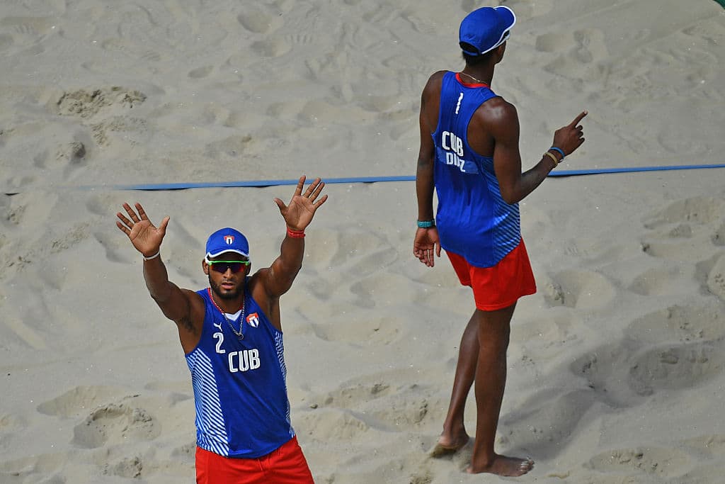 En voleibol de playa varonil, la dupla de Cuba de Nivaldo Nadhir Diaz Gomez y Sergio Reynaldo Gonzalez Bayard venció 2-0 a la de Canadá en duelo del Grupo D.
