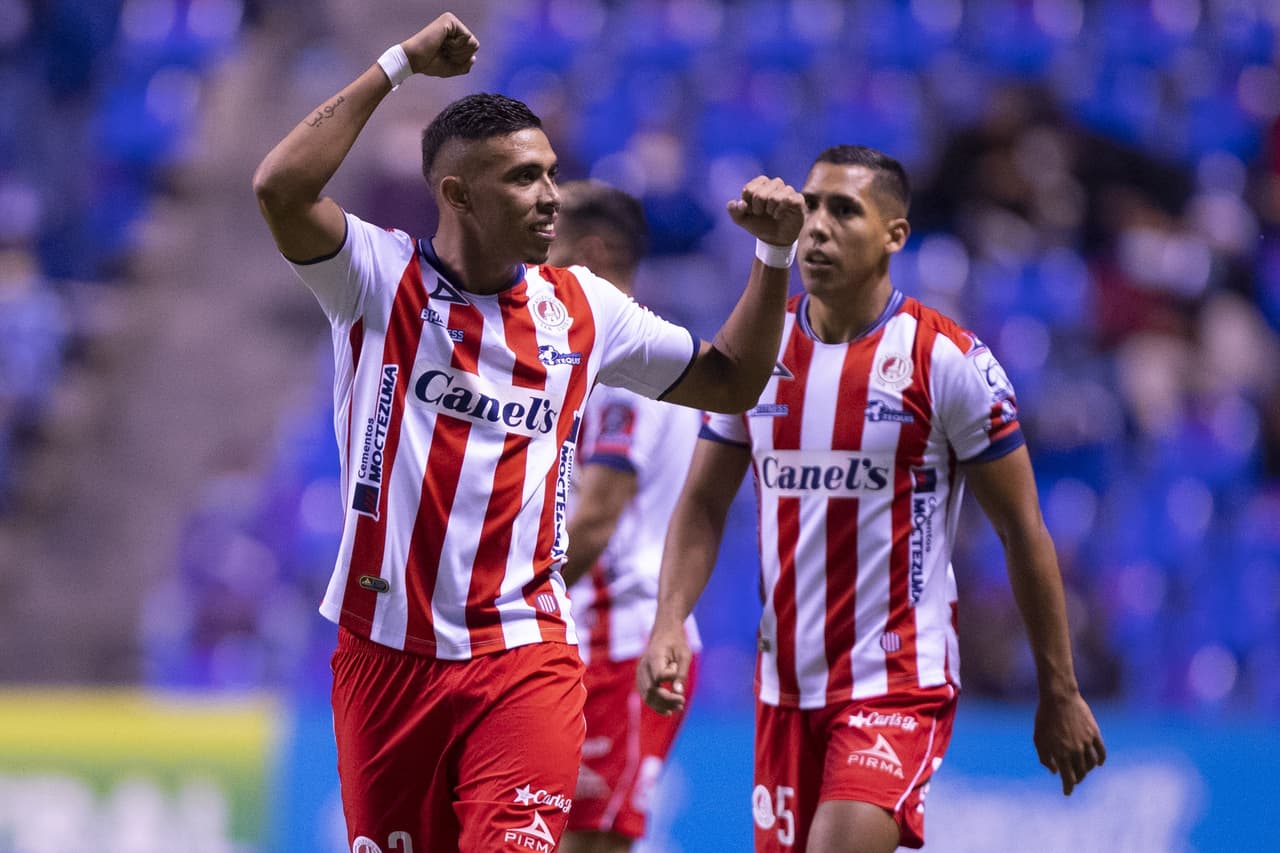 La pésima marca del Puebla permitió que el argentino rematara cómodamente de cabeza y ni siquiera tuviera que saltar.