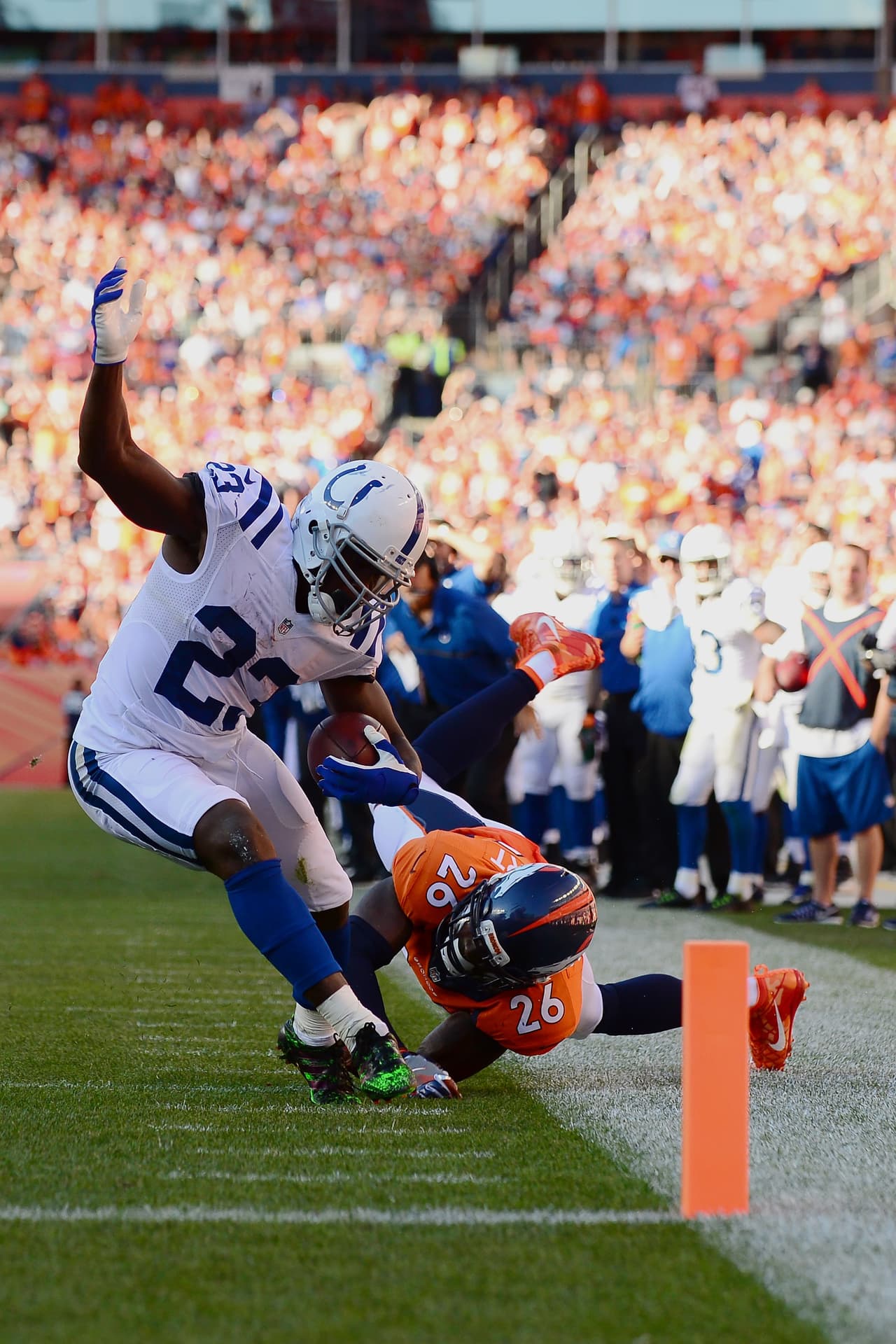 Frank Gore de los Colts tratando de no salir del campo hasta llegar a las diagonales.