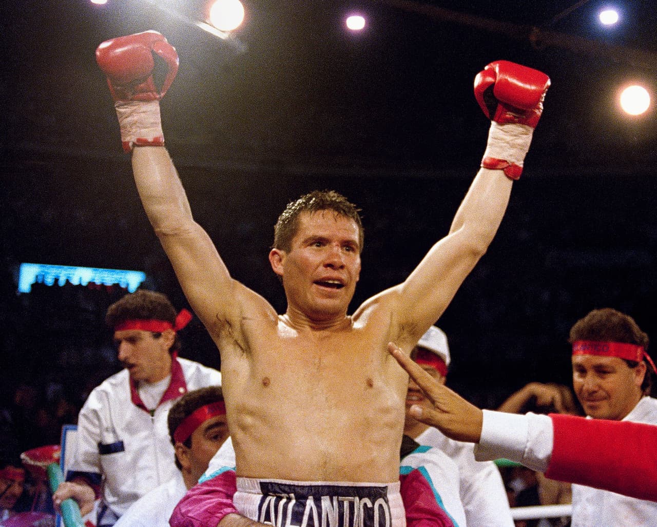 <b>Julio César Chávez</b>
<br>El pugilista mexicano colgó los guantes en 2001, pero dos años después decide regresar para vengarse de la derrota ante Willy Wise. Consiguió tres victorias más y una derrota contra Grover Willey, la que fuera su última pelea.
