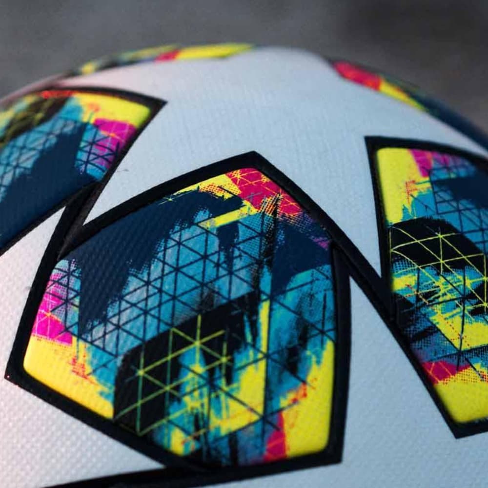 La nueva pelota con la que se jugará la UEFA Champions League será muy colorida, dejando atrás los parches azules de la anterior edición –a excepción de la final, que fueron rojos–. El camino a Estambul 2020 tendrá un balón de primera calidad.