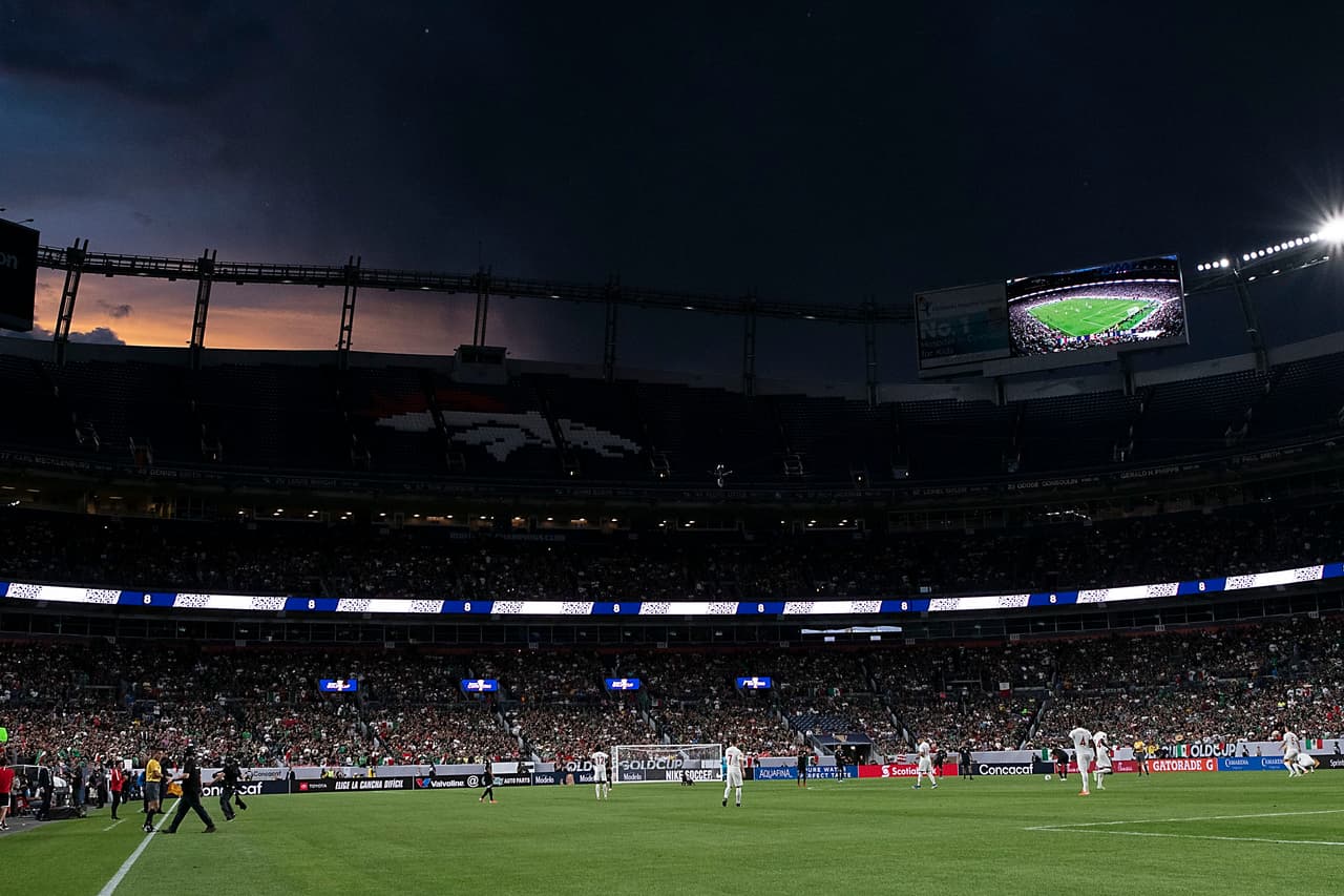 Con el ocaso de fondo, así lució el marco con el que estaban a punto de jugar México y Canadá en Broncos Stadium en Denver, Colorado, por el Grupo A de la Copa Oro de la Concacaf.