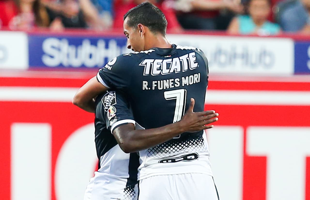 Hurtado demostró que tiene muy buena comprensión con sus compañeros en el ataque.