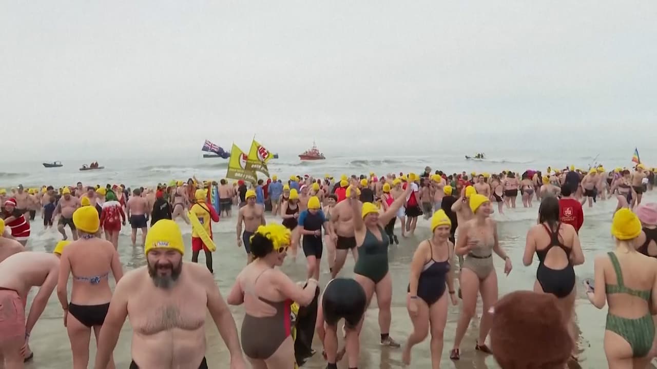 Cerca de 4,000 bañistas nadan en aguas frías de Bélgica para celebrar el Año Nuevo