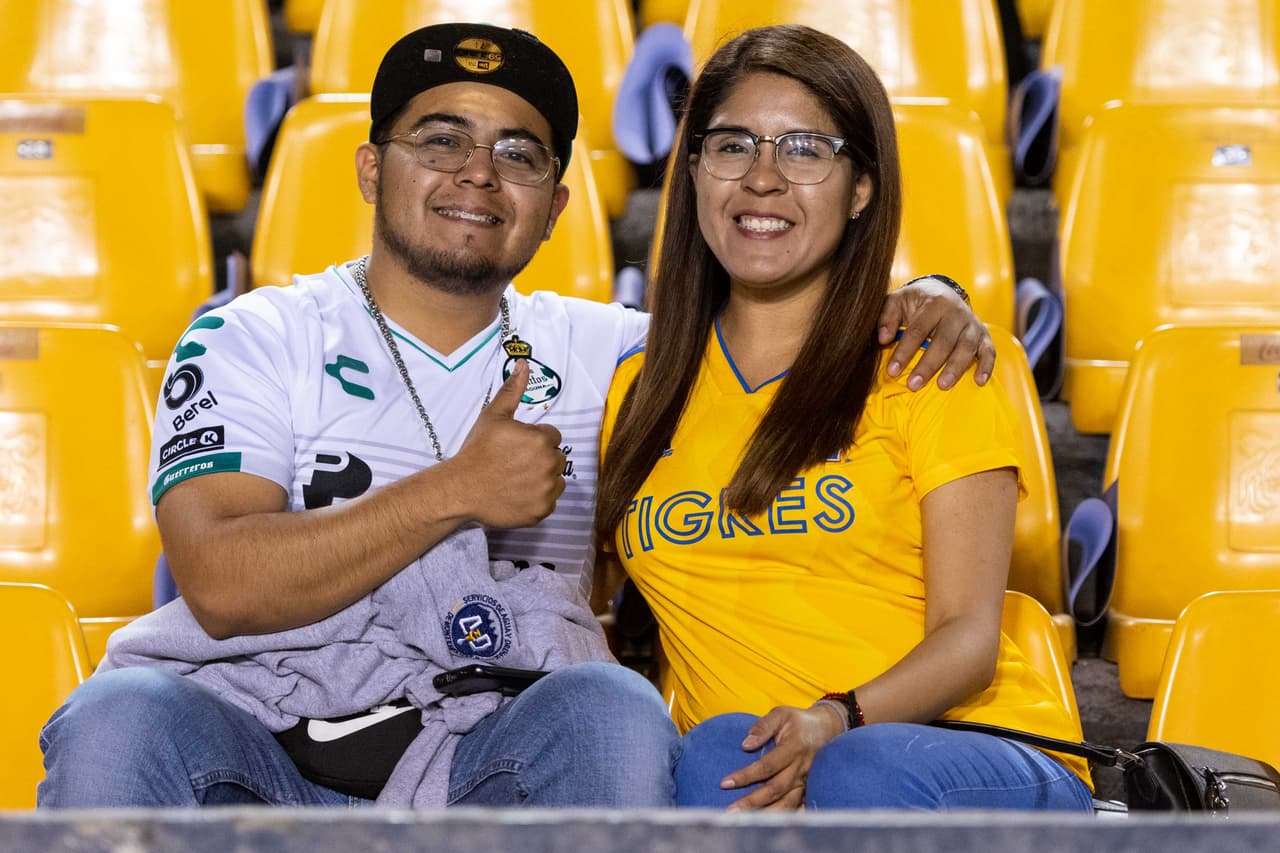 Este fue el color y el ambiente antes del silbatazo inicial en la Ida de la Semifinal por la Liga Campeones de Concacaf entre Tigres y Santos Laguna en el Estadio Universitario, en Monterrey.