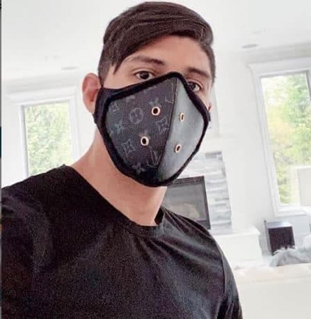 <b>El cubrebocas auténtico</b>
<br>Mientras toda la población mundial ocupa un cubrebocas tradicional ideal para combatir el COVID-19, el mexicano optó por comprar uno auténtico marca Louis Vuitton, mismo que supera la modesta cantidad de 2 mil pesos mexicanos, pues su precio real es de 85 dólares y se puede pedir en línea.