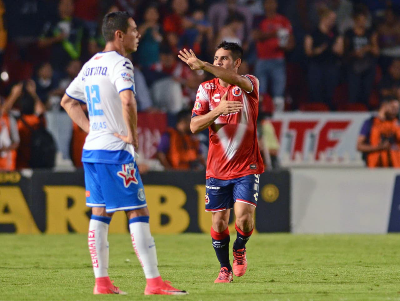 Bastaron 2 minutos para que Daniel Villalva marcara el segundo empujando el balón tras un cabezazo que pegó en el poste. Veracruz se fue al medio tiempo con 2 de ventaja.