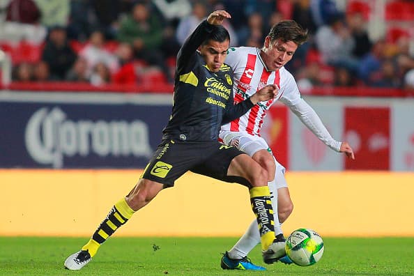 La lucha fue constante en la media cancha y se alternaron la posesión del balón.