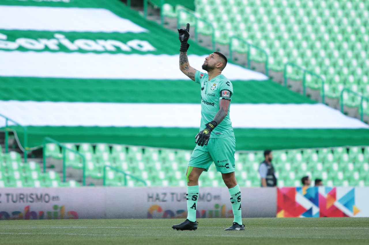 El eco de los jugadores se escucha mucho en las transmisiones de TV cuando se juega sin afición.