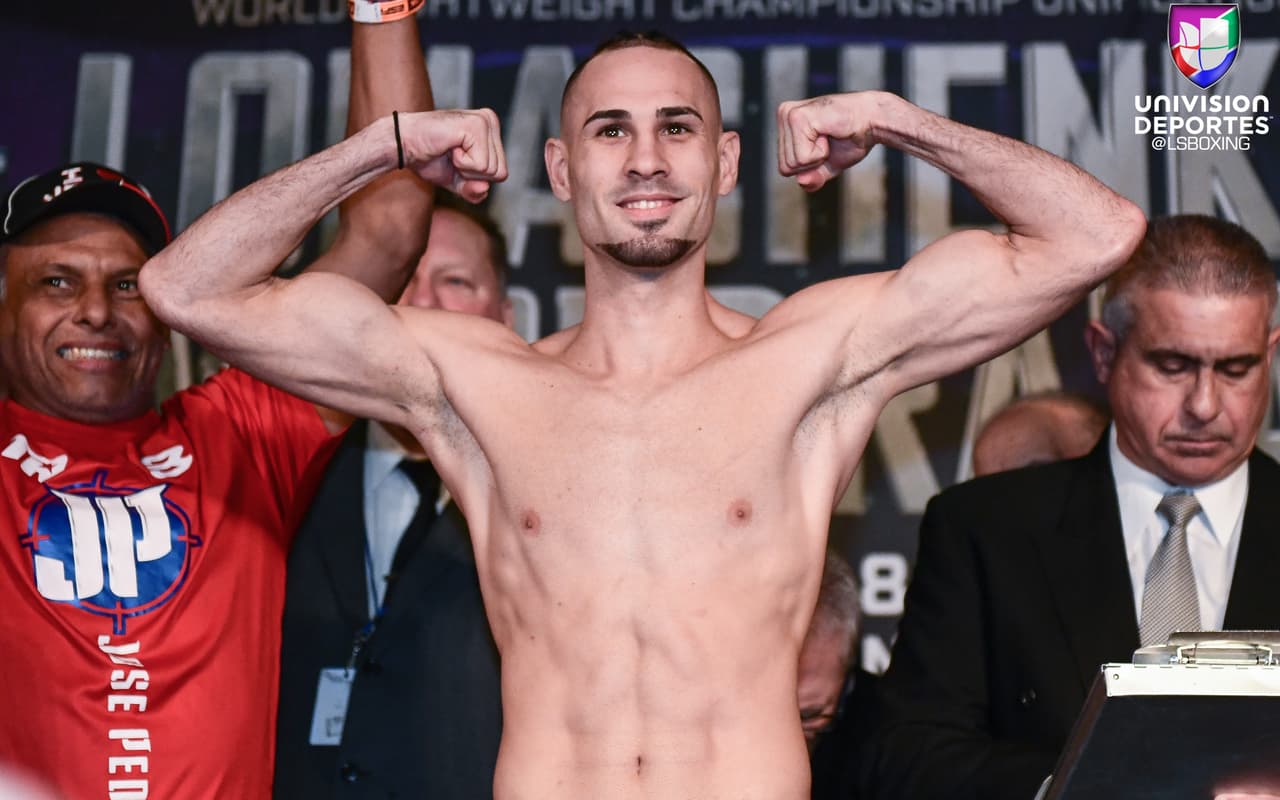 José 'Sniper' Pedraza y Vasiliy 'Hi-Tech' Lomachenko superaron la báscula a un día de su pelea de unificación de los títulos mundiales ligeros del AMB y OMB en el Madison Square Garden. El ucraniano pesó 134.4 libras, mientras que el boricua registró 134.2 libras.