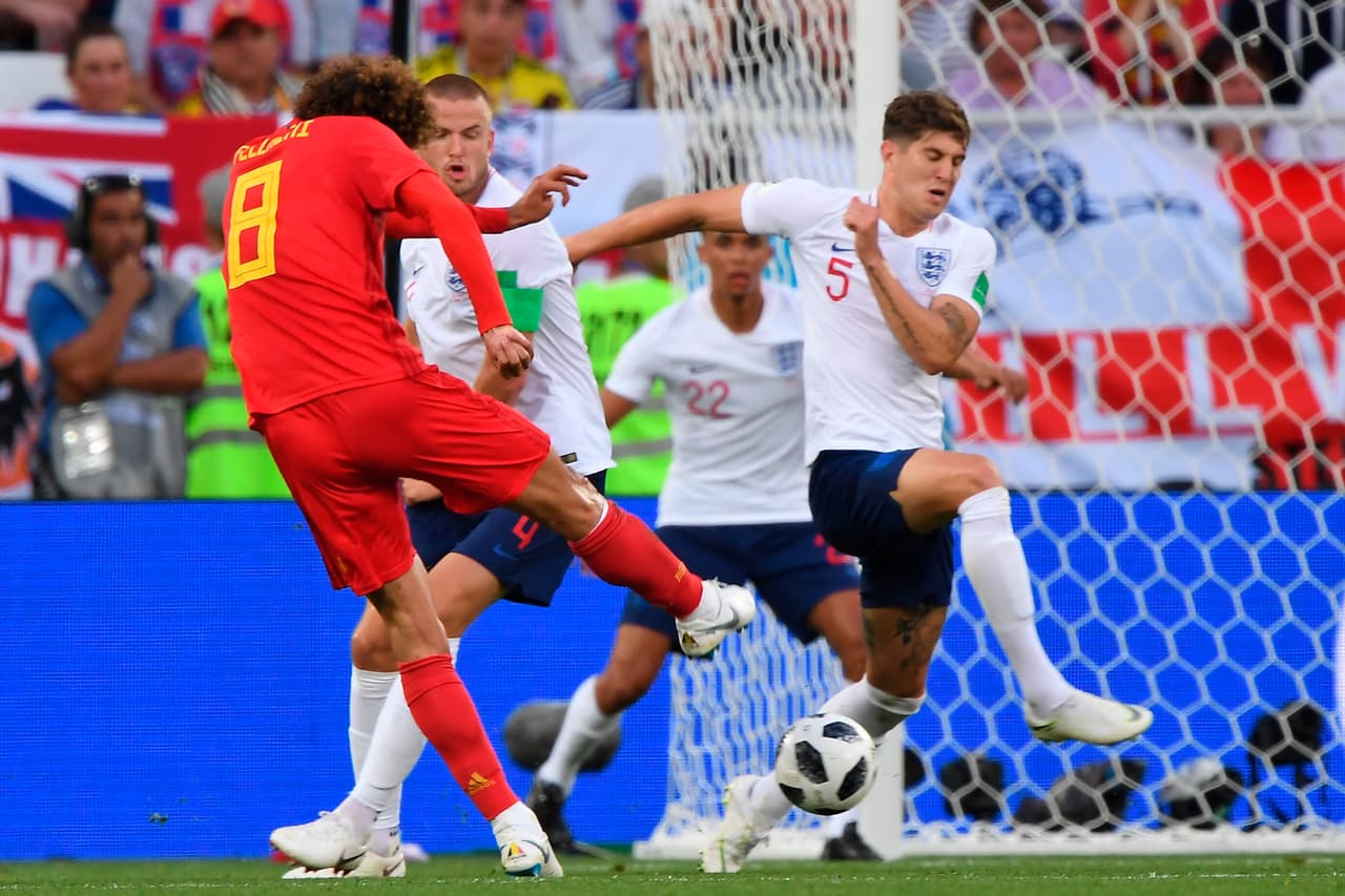 Una también tuvo Fellaini con este remate, pero la pelota fue rechazada muy cerca de la línea una vez más.