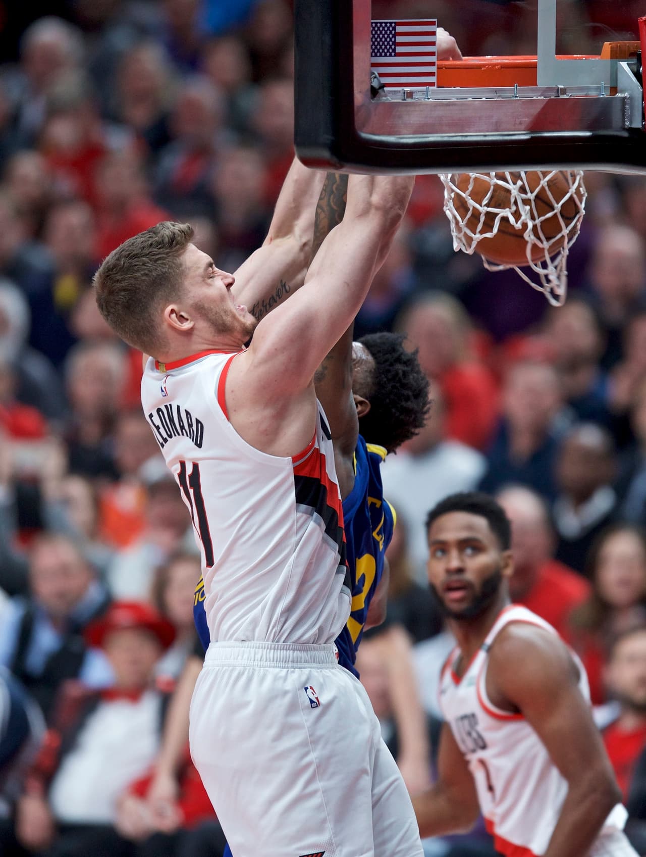 Aunque la eficacia del delantero de los Portland Trail Blazers Meyers Leonard fue mucho mejor, desgraciadamente para los de Oregon, esto solo se queda en anécdota. Metió 12 de 16 tiros y se fue 5 de 8 en triples.