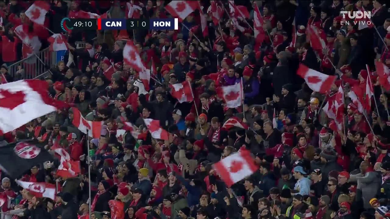 ¡GOL!  anota para Canadá. Jonathan David