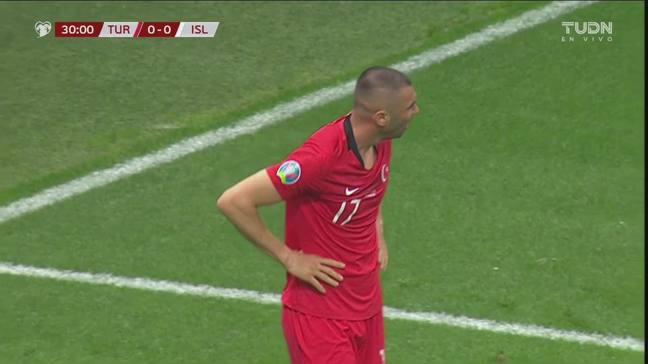 ¡Se le fue la más clara! Burak Yılmaz dejó escapar el 1-0 de Turquía