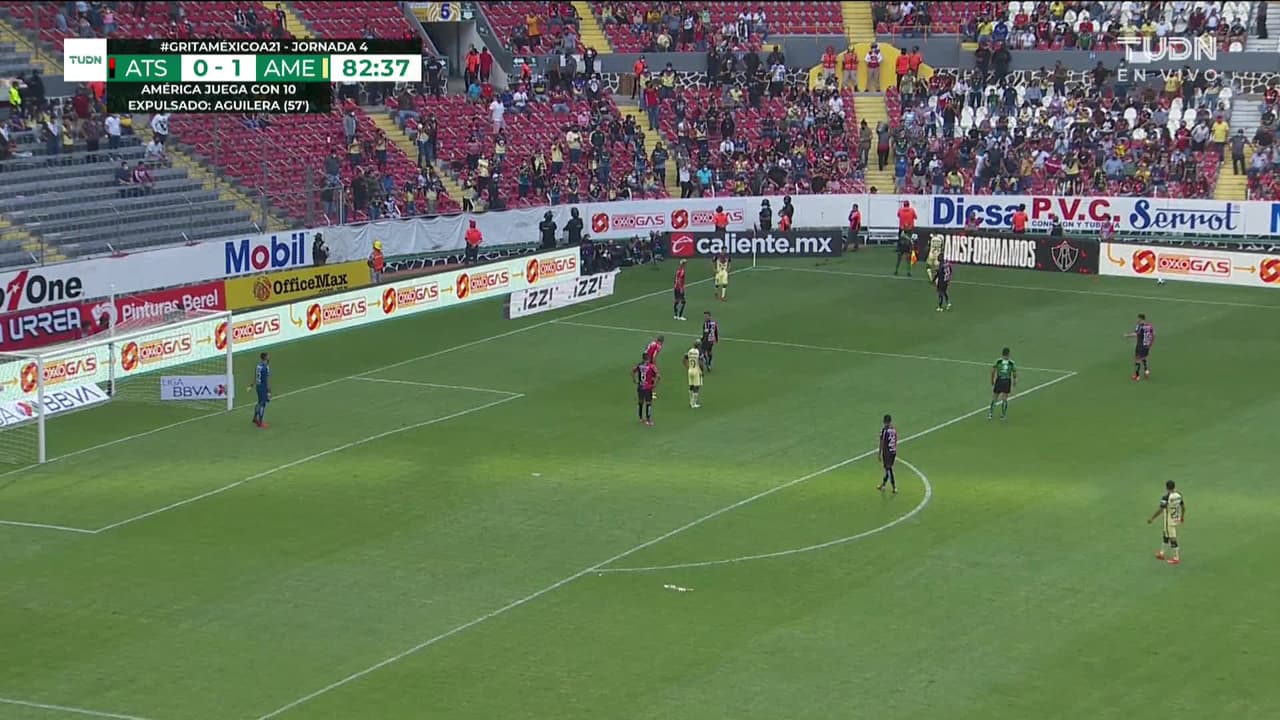 ¡TIRO ATAJADO! disparo por Miguel Layún.