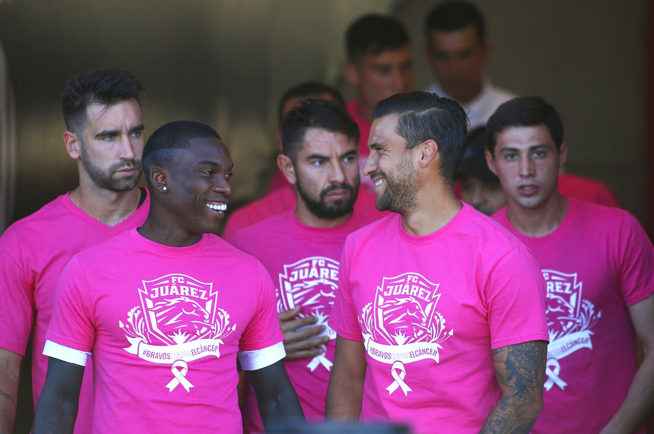 Con un uniforme conmemorativo por el mes contra el cáncer de mama, los Bravos salieron a la cancha del Benito Juárez con ímpetu y dominio.