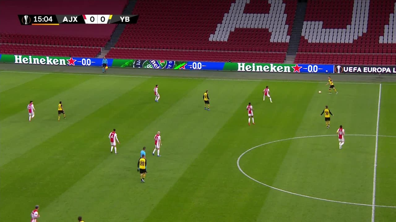 ¡TIRO ATAJADO! disparo por Ryan Gravenberch.