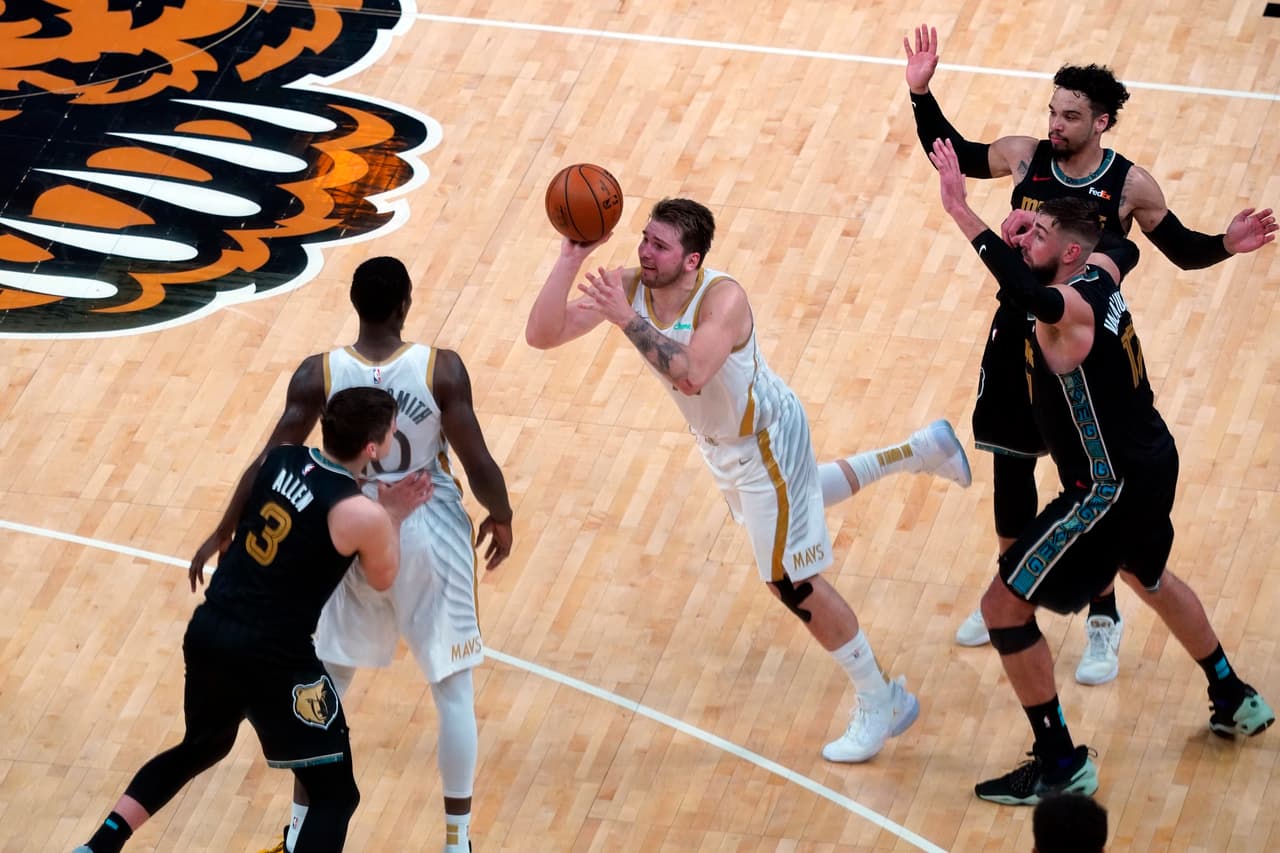 Doncic anotó sobre la chicharra para el triunfo de los Mavericks sobre Grizzlies.