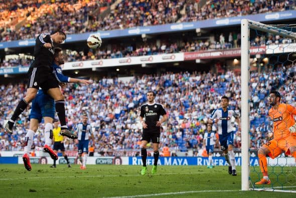 El Espanyol había logrado un empate momentaneo a 1 gol pero los merengues resolvieron en la recta final con buena participación de Ronaldo y Hernández.