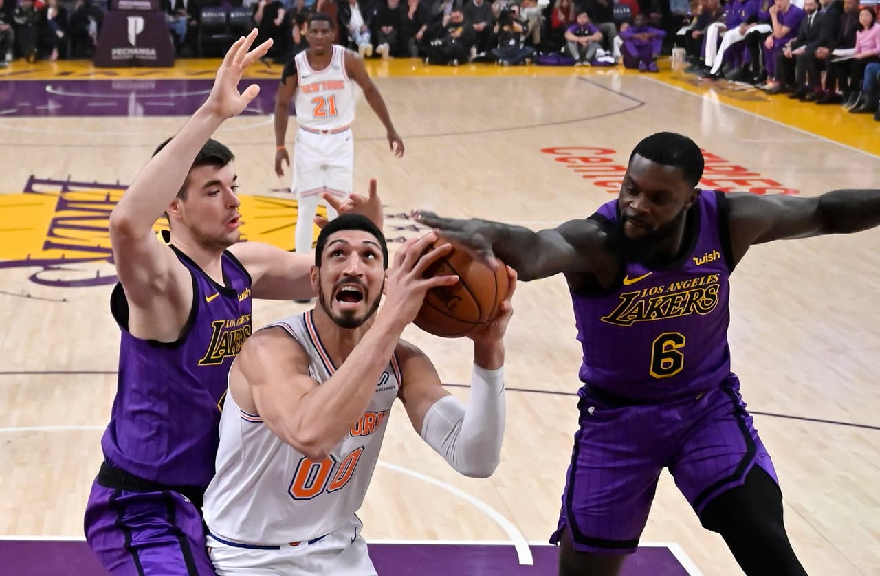 El turco Enes Kanter (centro) fue la figura de los Knicks con un doble-doble (16 puntos y 15 asistencias), mientras Tim Hardaway Jr. fue el máximo anotador con 22 puntos.