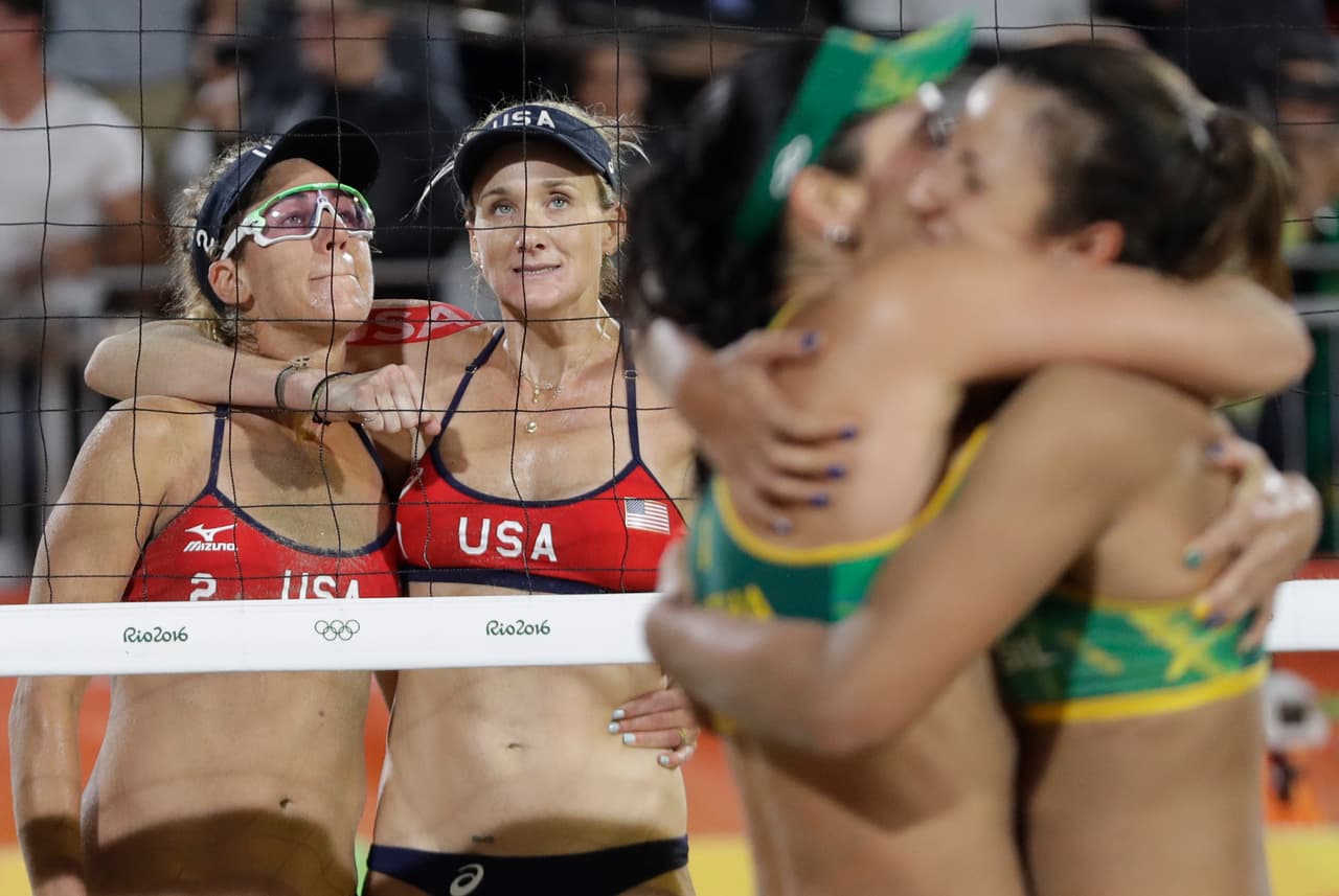 La pareja brasileña de voleibol de playa femenino, Ágatha Bednarczuk y Bárbara Seixas de Freitas vencieron en dos sets a las estadounidenses April Ross y Kerri Walsh-Jennings por 22-20 y 21-18.
