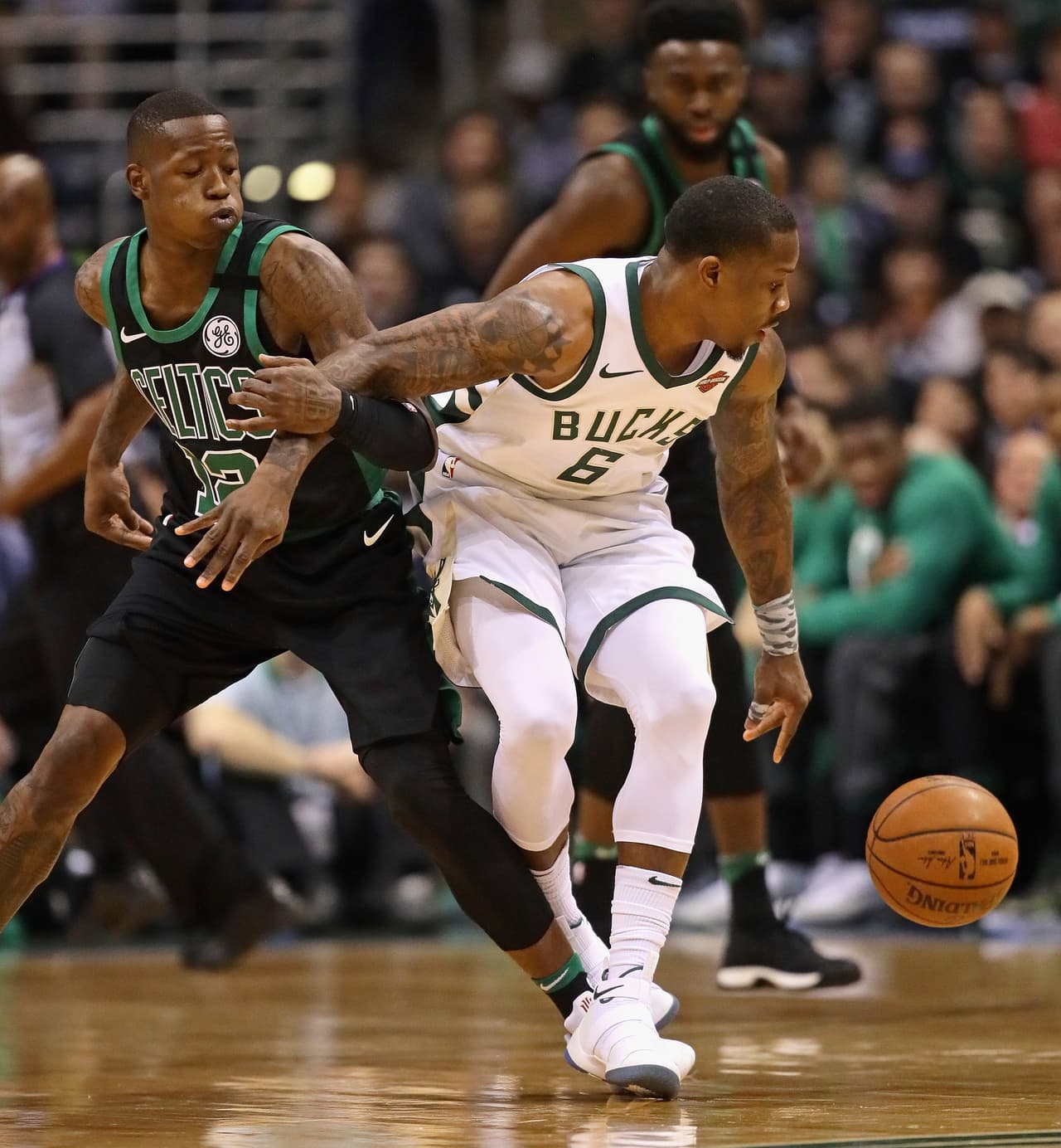 El último cuarto definía no solo el partido sino la serie, pues la intención de los visitantes era amargarle la jornada a los 18,717 espectadores presentes.