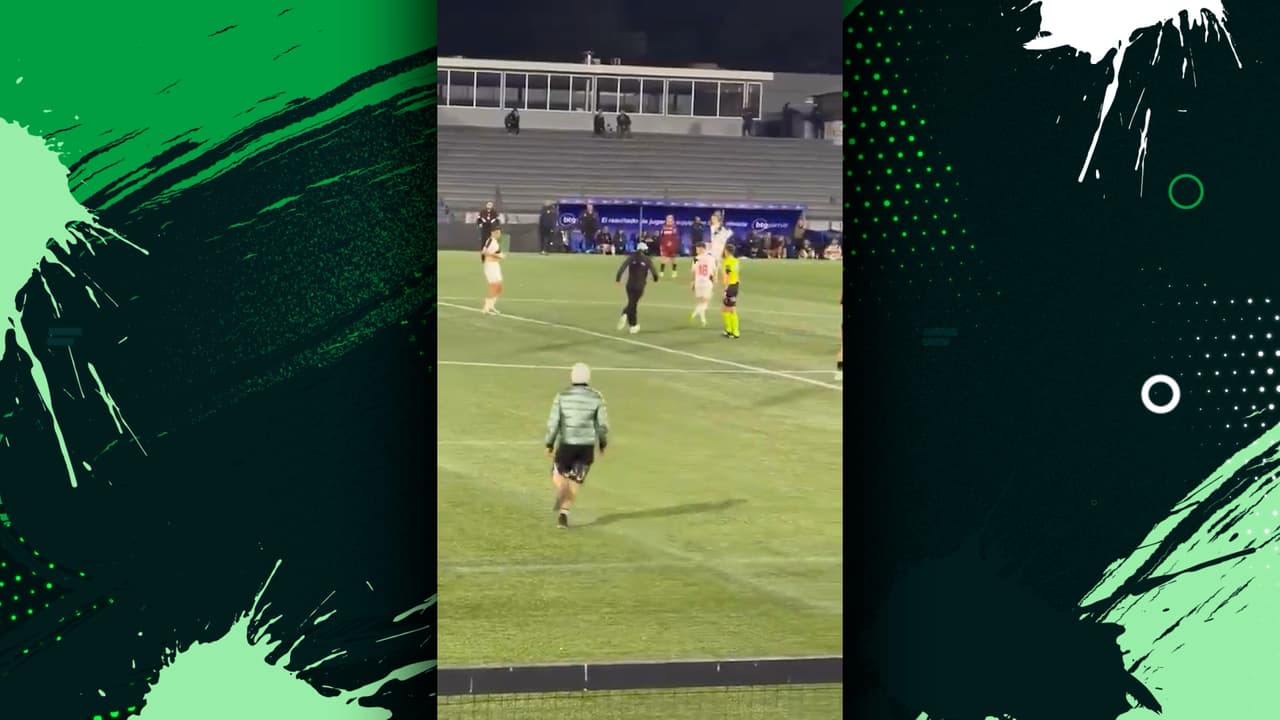 Barristas invadieron el campo para agredir a jugadores del Danubio en Uruguay