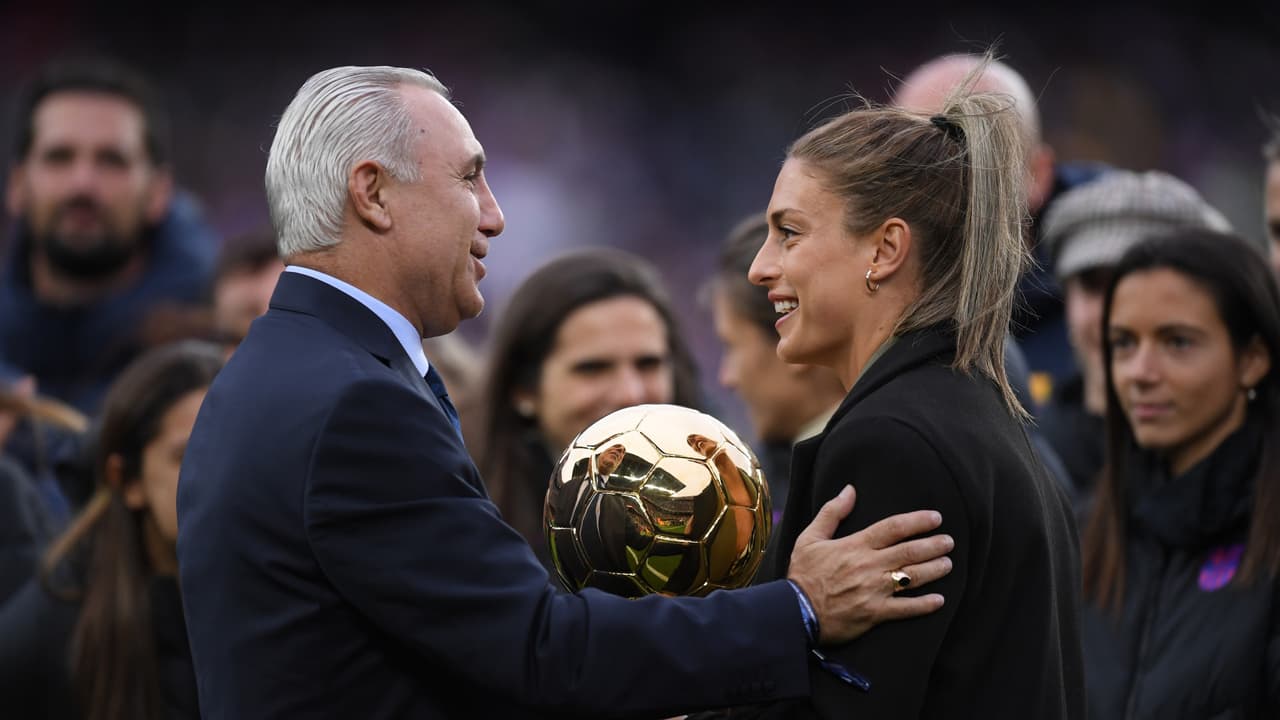 Stoichkov entrega Balón de Oro a Alexia Putellas y Trofeo Kopa a Pedri