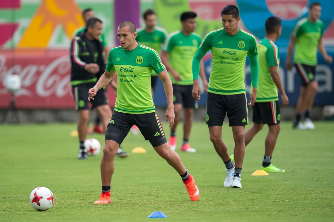 Si bien la atención se la roba el equipo en Rusia, no hay que olvidar a este grupo. Acá, Jorge Torres Nilo, defensa de los Tigres, durante el calentamiento previo a la jornada.
