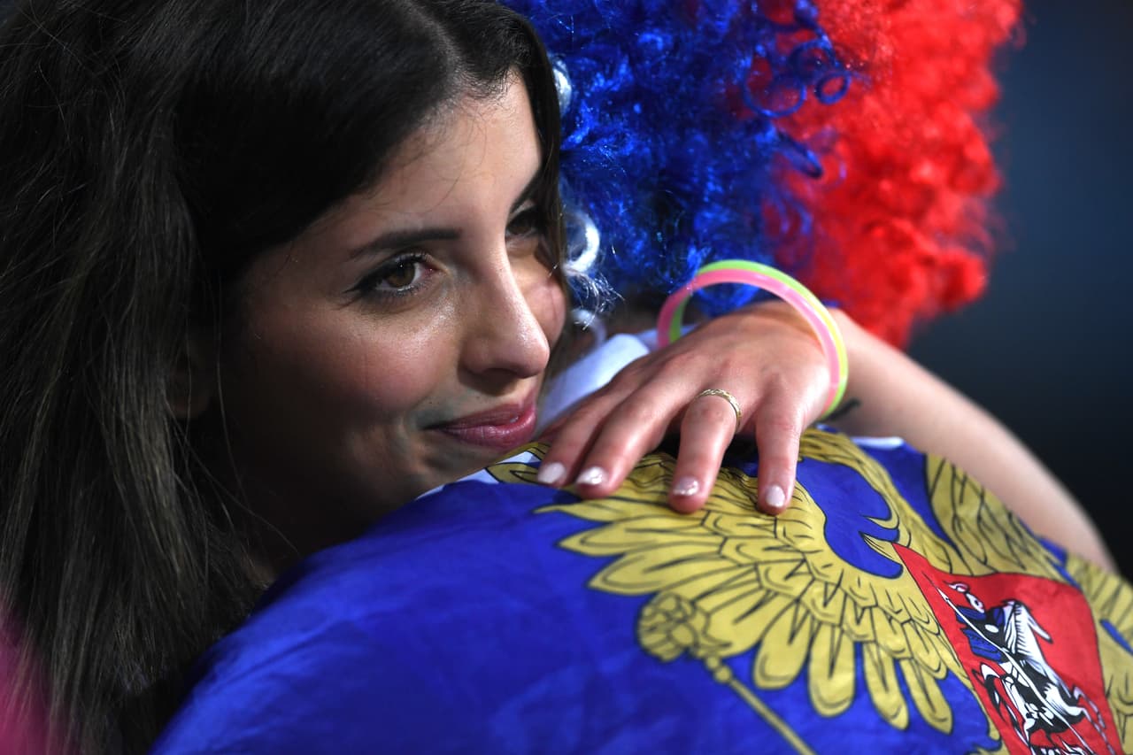 En medio de abrazos se busca el consuelo luego de la eliminación de una selección rusa que llegó al Mundial como último de los clasifcados en el ranking FIFA.