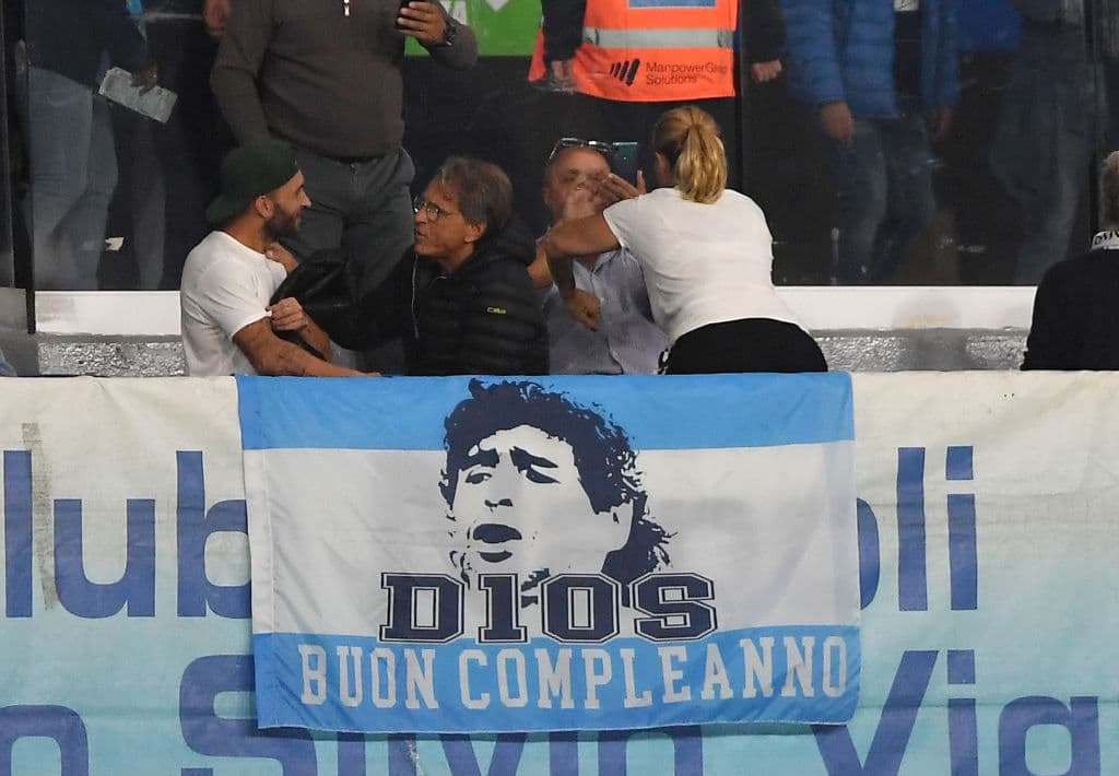 La afición del Napoli no se olvidó del cumpleaños de su máximo ídolo: Diego Armando Maradona.